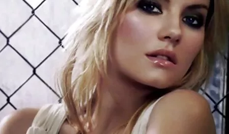Mature porn star smeared her pussy and boobs in paint and thoroughly washes them in the shower.