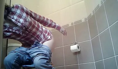 Tanned latin chick fucks her cunt furiously